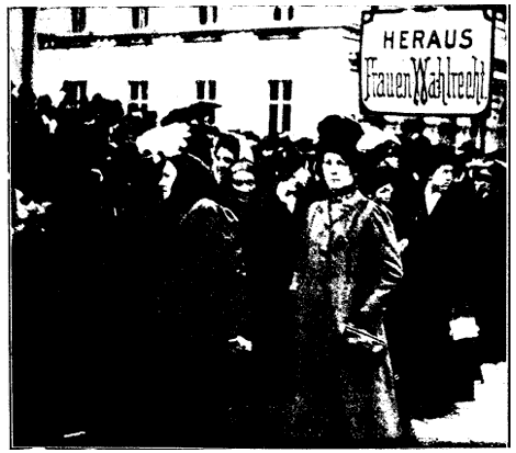 Frauen demonstrieren für das Frauenwahlrecht auf der Ringstraße in Wien. Photo.